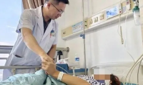Sinh viên 19 tuổi bị liệt do suốt ngày cúi gằm mặt xem điện thoại