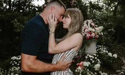 Travis Kelce - cầu thủ vừa đính hôn với Taylor Swift - là ai?