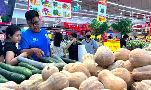 Tăng lương tối thiểu 7,2%: Cần giải pháp ngăn giá cả 'leo thang'