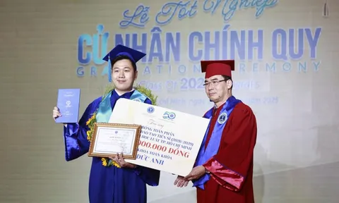Thủ khoa "ẵm" học bổng hơn 250 triệu đồng kèm lời mời đặc biệt tại lễ tốt nghiệp
