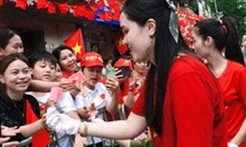Vợ Duy Mạnh gây sốt với khoảnh khắc dựa dẫm vào mẹ - phu nhân cựu Chủ tịch CLB Sài Gòn khi xem A80