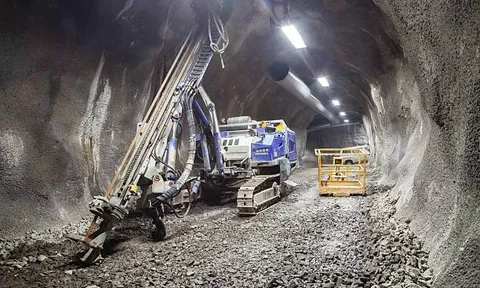 Sập tường nhưng vẫn khoan sâu 9.000m, 41 mũi khoan thất bại, 1 phút sau cả công trường hò reo, “mỏ vàng” được khai mở