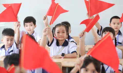 Học sinh lớp 1 nô nức ngày tựu trường