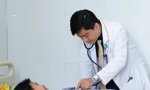 Bác sĩ Việt Nam 2 lần giúp bé gái Campuchia thoát 'cửa tử'