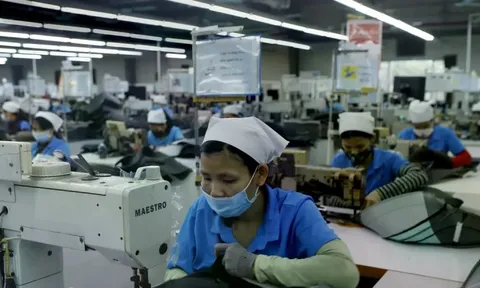 Lao động khu công nghiệp: Ở ngoài thì thừa, bên trong kêu thiếu