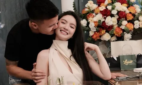 Quang Hải ôm eo, kề má thơm Chu Thanh Huyền cực tình gây sốt cõi mạng