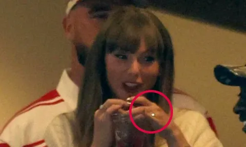 500.000 choáng khi Taylor Swift khoe nhẫn đính hôn to "khủng bố", sáng như bóng đèn trong lần đầu lộ diện sau lễ đính hôn