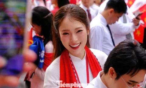 Người dân ôm chầm Hoàng Thùy Linh, Đen Vâu và các nghệ sĩ