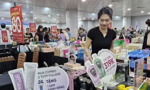 Điểm mua sắm rợp cờ đỏ sao vàng, người dân TP.HCM rộn ràng 'săn sale' dịp lễ 2/9