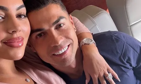 Ronaldo lộ diện bên bạn gái, chiếc nhẫn kim cương đắt đỏ lấp lánh chiếm trọn "spotlight" hút luôn 2 triệu lượt thả tim