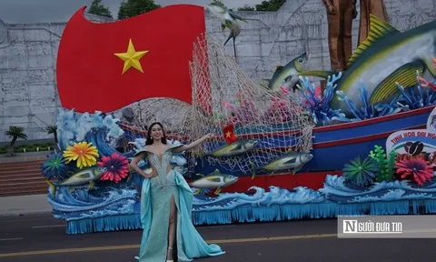 Hoa hậu đại sứ du lịch Việt Nam Đinh Thị Hoa rạng rỡ trong lễ hội đường phố tại Gia Lai