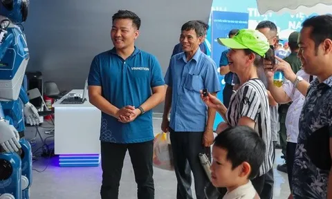 "Cười ra nước mắt" khi nói chuyện với robot hình người của Vingroup