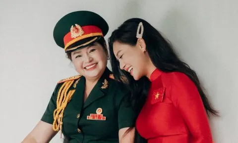 Nữ diễn viên có mẹ là Thượng tá quân đội, vinh dự cầm biển của khối Văn hoá - Thể thao diễu hành A80