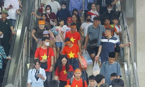 Miễn phí vé, ga tàu Cát Linh - Hà Đông chật kín khách đi xem diễu binh Quốc khánh 2-9