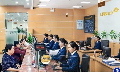 Cụ bà 72 tuổi một mình đi rút 1 tỷ đồng tiền tiết kiệm để chuyển khoản: Nhân viên LPBank vừa báo hệ thống lỗi 30 phút, công an có mặt để làm việc