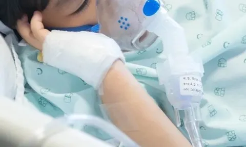 Xót xa cậu bé mắc 8 căn bệnh nan y viết thư yêu cầu mẹ ngừng điều trị