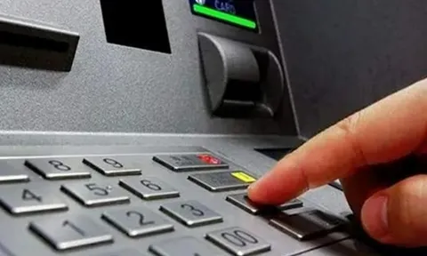 Chiêu tiết kiệm phí rút tiền tại ATM