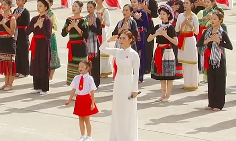 Giọng ca nhí 7 tuổi gây ấn tượng khi tự tin hát "Tiến quân ca" cùng Mỹ Tâm