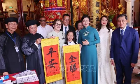 Phu nhân Ngô Phương Ly và Phu nhân Lis Cuesta Peraza tham quan đền Ngọc Sơn