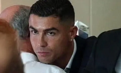 Xúc động khoảnh khắc Ronaldo ôm chầm lấy bố của cầu thủ xấu số Diogo Jota
