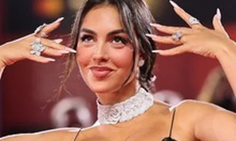 Vợ sắp cưới Ronaldo bị phản ứng dữ dội vì khoe kim cương quá đà trên thảm đỏ