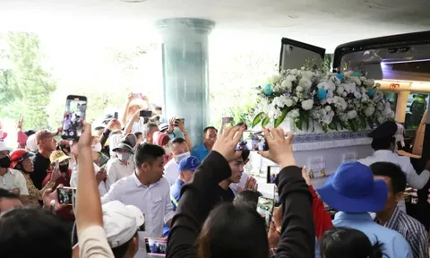YouTuber vây quanh nơi hỏa táng Ngọc Trinh, người nhà cầu xin