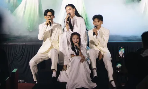 Khoảnh khắc ngọt ngào của Hà Kiều Anh bên ba con trên sân khấu