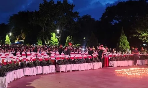 “Mưa đỏ” cùng 81 ngọn nến ký ức thắp sáng Thành cổ Quảng Trị