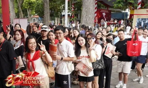 Chụp ảnh lấy ngay - hoạt động “hút khách” nhất tại booth Fandom Yêu Nước và trạm khách A80
