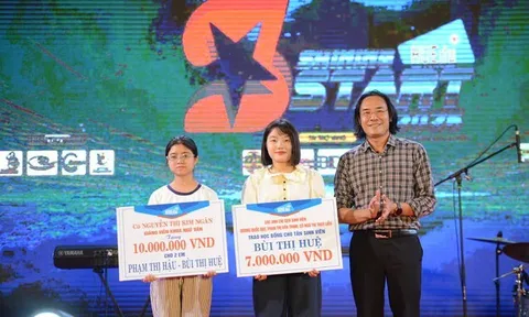 Doanh nhân nhận 2 thủ khoa nghèo theo học ở Huế làm “con nuôi”, hỗ trợ suốt 4 năm đại học