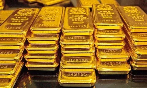 Giá vàng rơi thẳng đứng trên "chợ" mạng, có người nháo nhào: "Mình vào chứng khoán cần bán 10 cây SJC"