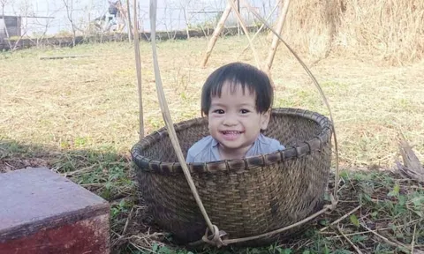 Diễn viên nhí 2 tuổi ngồi khóc thét bên thi thể mẹ trong "Mưa đỏ" gây ấn tượng