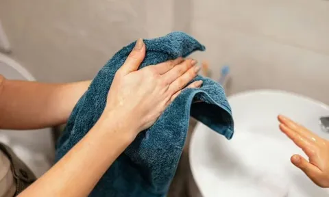 Nhà sinh vật học cảnh báo: Vào nhà vệ sinh công cộng, tuyệt đối đừng dùng thiết bị này