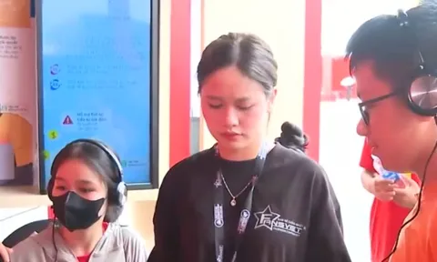 Người dân được đeo tai phone, lắng nghe cuộc gọi lừa đảo tại Triển lãm thành tựu đất nước