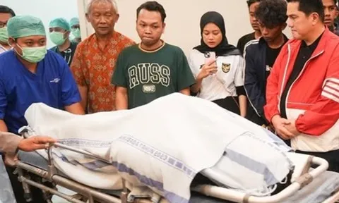 Cổ động viên Indonesia qua đời giữa trận đấu
