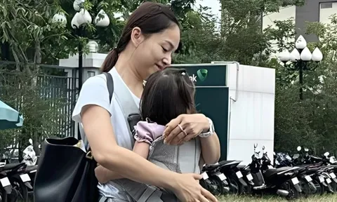 Lan Phương địu con đến phiên tòa xử ly hôn