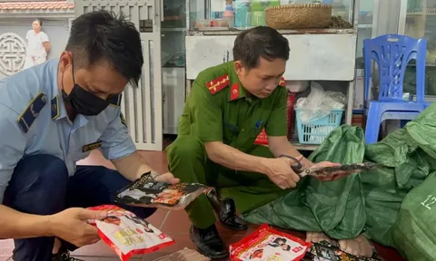 Hà Nội: Thu giữ 1 tấn ‘lạp xưởng hà khẩu nướng đá’ không rõ nguồn gốc