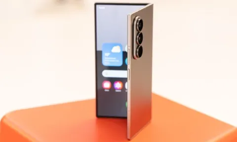 Cùng ra mắt smartphone siêu mỏng nhẹ nhưng Samsung đã 'hạ đo ván' Apple ở một điểm