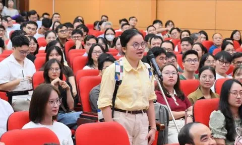 Nữ bác sĩ nội trú chọn ngành Nội tim mạch, cả hội trường vỗ tay không ngớt