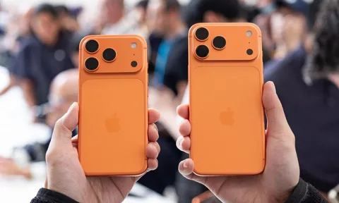 Trên tay iPhone Air siêu mỏng và iPhone 17 Pro Max màu Cam Vũ trụ, có xấu thật không?