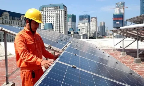 Phạt lắp điện mặt trời mái nhà nếu không thông báo: Người dân lo thêm thủ tục, EVN nói gì?