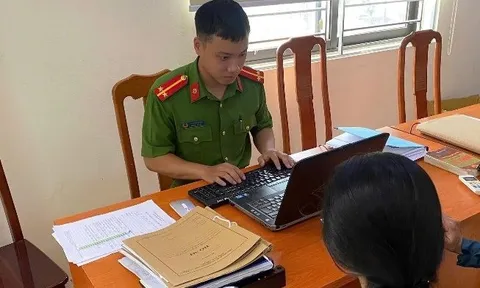 Nhận thông báo mẹ chuyển khoản 150 triệu đồng, nữ sinh xác nhận nhưng lên công an trình báo