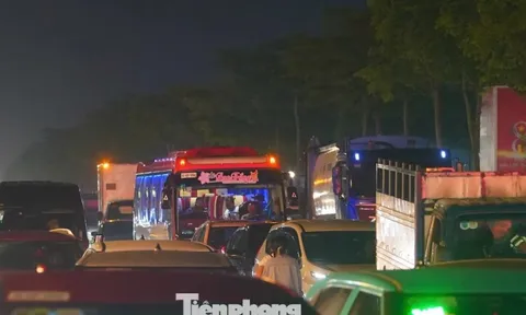 Nửa đêm, Đông Anh kẹt cứng