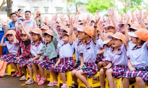 Tặng phòng máy tính cho học sinh vùng biên
