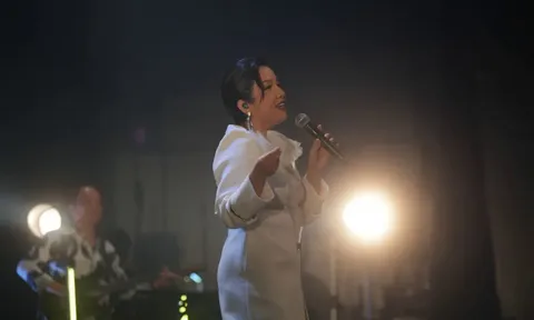 Cả gia đình đồng hành với diva Mỹ Linh trong tour lưu diễn châu Á đầu tiên