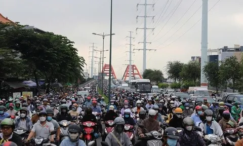 Phó Thủ tướng: Hà Nội và TP HCM sớm công khai lộ trình chuyển sang xe điện, kèm hỗ trợ