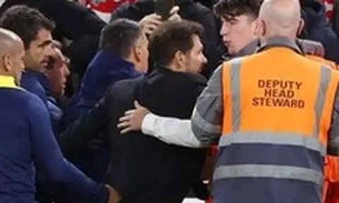HLV Diego Simeone bị đuổi vì cố đấm CĐV Liverpool