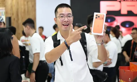 Nóng hừng hực: Các đại lý chính thức mở bán iPhone 17, hàng trăm nghìn người nhận máy