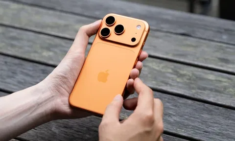 Đây là ảnh thực tế iPhone 17 Pro đang "cháy hàng" tại Việt Nam, phiên bản màu Cam Vũ Trụ đẹp lạ mắt