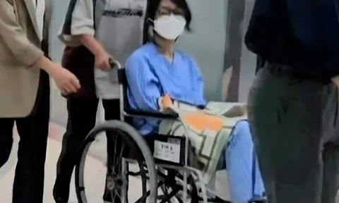 Hình ảnh mới nhất của cựu đệ nhất phu nhân Hàn Quốc trên xe lăn: Chân đeo vòng điện tử, tay phủ khăn